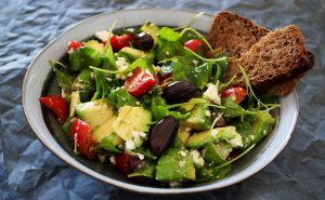 vegetable-salad-with-wheat-bread-on-the-side-1213710